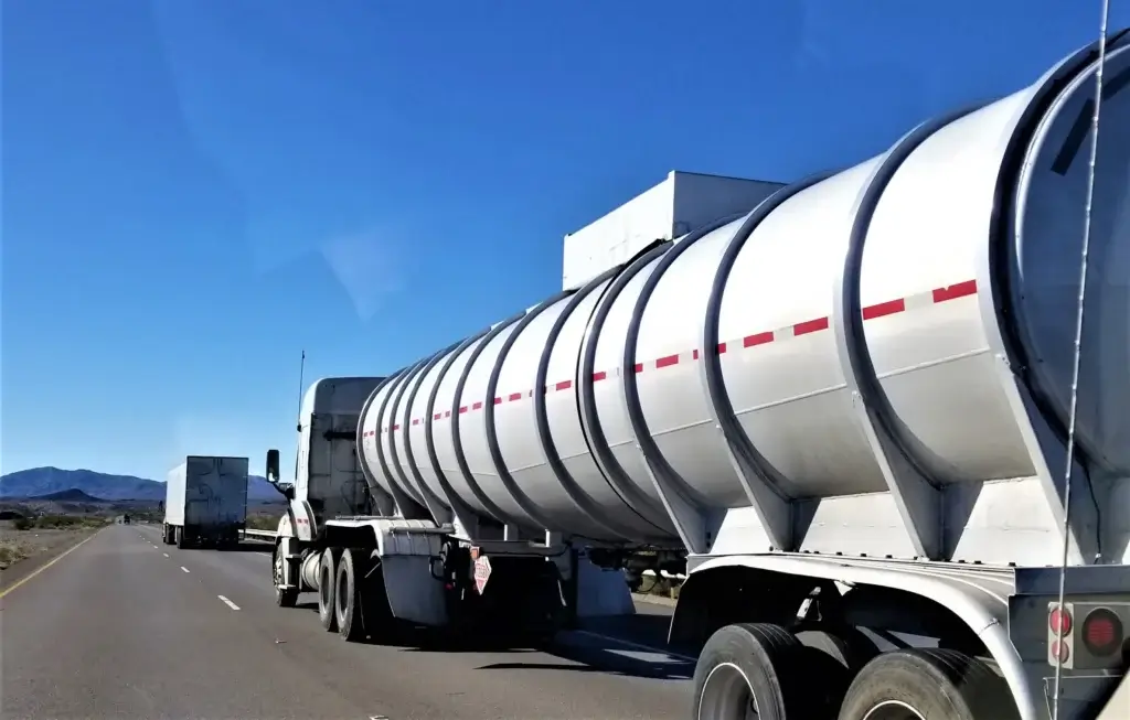 gas-and-oil-tanker-truck-2023-11-27-05-33-59-utc - Fuel Logic dot regulations on transporting fuel